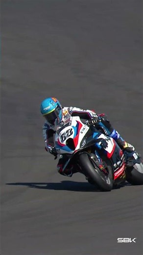 Oliveira tries to overtake Locatelli in Race 2 ⚔️ | 2026 #UKWorldSBK 🇬🇧