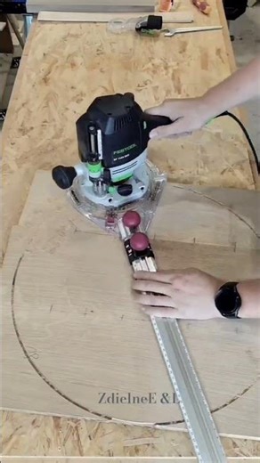 Festool router doing its magic | Cutting our a circle #woodworking #festool #oak #oakwood #woodwork