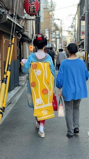 祇園で幸運な一日！🌸｜午後5時、本物の舞妓に出会い外国人観光客が大興奮！👘