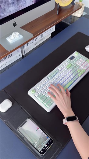 If you want to make your desktop more cozy,check out this mousepad #mousepad #desksetup #wirelesscharger #deskmat #setup