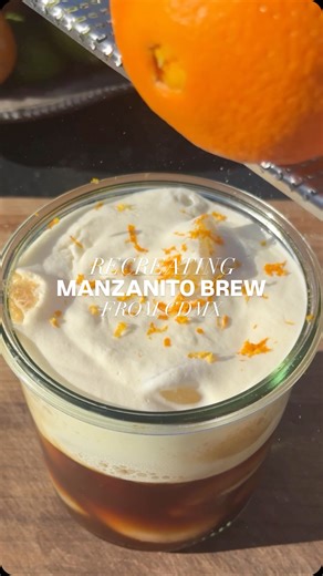 MANZANITO BREW Cold brew con infusión de manzana roja y limón. Se sirve con crema. Translated: Cold brew infused with red apple and lemon. Served with cream. Jules’ version inspired by @kiyo.cafe Swapped cold brew for shaken espresso Swapped infusing for a red apple & citrus syrup, keep scrolling for recipe 👇🏼 Added a little syrup to my cream Add a splash of syrup to a weck jar, your shot of espresso & ice. Shake to get it all nice & frothy. Top with your whipped cream that has a splash of cit