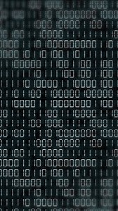 Code binaire simple sur fond noir. Changer les nombres zéro et un sur l'écran. Abstrait Effets visuels. Vidéo verticale.