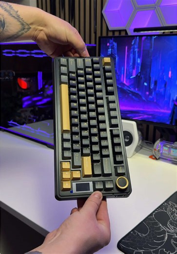 Another cool keyboard from @Epomaker Keyboard the EA75 Max looks so cool with the mini screen!😍 Link in bio!🔥 #epomaker #epomakerkeyboard #setupinspiration #desksetup #cozysetup