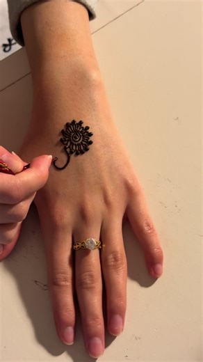 Beautiful Henna Mehndi Tutorial for Beginners