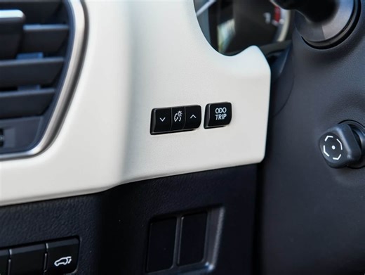 当你坐进一台2017 LEXUS NX300欣赏着运动的内饰时