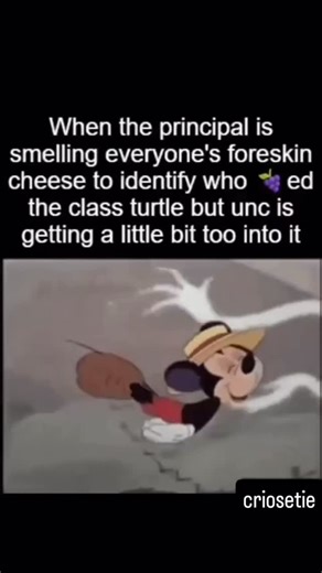 Clintoris Gooch on Instagram: "like bro.. get out 😭 日本已经在多个高人流场所部署了“压电发电地板”（Piezoelectric Power-Generating Floor Tiles），将人们日常行走的脚步动能转化为电能。这一技术最知名的实际应用案例包括东京涩谷车站、東京站、丸之内地区以及2020年奥运会场馆周边等人流量极大的地点。 ### 压电地板的工作原理 这些特殊瓷砖内部嵌入了压电陶瓷（通常是PZT，即锆钛酸铅）或压电聚合物材料。当行人踩上去时，体重和步伐会使瓷砖表面产生微小的形变（通常只有几十到几百微米）。这种机械应力会使压电材料内部的电偶极子重新排列，从而在材料两端产生电压差，形成电流。这就是著名的“正压电效应”。 每一步产生的电量虽然很小——单块瓷砖单次踩踏通常只能产生几微焦耳到几十微焦耳（约0.1–2瓦·秒）的能量，但当每天有数百万甚至上千万次踩踏累积时，总发电量就变得非常可观。 ### 真实数据与案例 以东京站八重洲口的一段压电地板为例（2010–2016年间实际运行的试验项目）： - 安装面积约25平方米 - 高