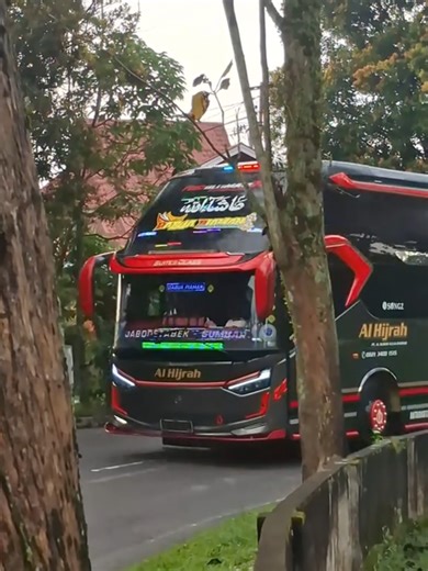 Al Hijrah Volvo Bus di Pariaman