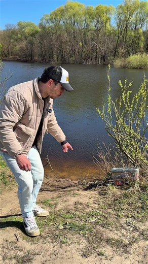 We found a box of Fishmagnet fishing lures.I'm trying to catch a fish from the first cast🎣🎣🎣#fishing #fish #fishermen #challenge #experiment