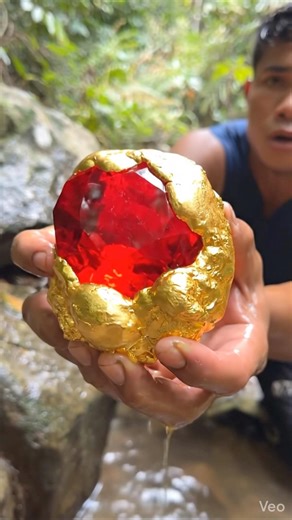 The process of finding gold | finding gold in bedrock fragments | finding gold nuggets worth $2500