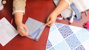 #aprendeyvende #ideadenegocio #coserparavender Si eres de las personas que todo lo quieren tener muy bien organizado esta cesta es especial para ti.... para guardar y ordenar lo quieras, ropa, juguetes, retazos, telas, medias, ropa interior, toallas, en fin todo en orden .... Hoy te propongo realizar esta cesta de tela mulltiusos, muy fácil de hacer, la realizaremos paso a paso, su molde, o medidas, corte y confección .. puedes reutilizar jeans en desuso y forrarlas con tela de sabana que ya no 