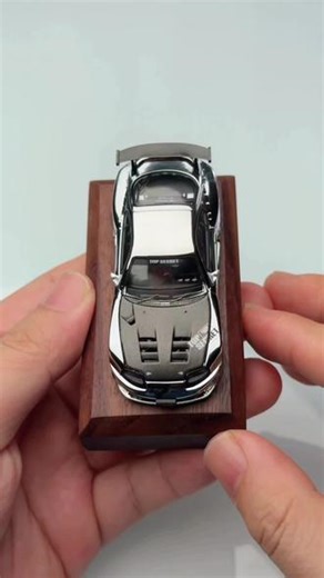 今天分享下拓意出品的丰田 Supra (A80) GT300 \"Top Secret\" ，其银色电镀版本在质感上基本延续了之前金色速霸的表现。车身采用高光泽电镀银涂装，配合黑色碳纤维引擎盖与巨大尾翼，视觉冲击力较强，细节处理到位，轮毂、进气口、车灯等部位均还原到位，整体呈现出一种沉稳而富有力量感的机械美学。作为JGTC赛事历史上的经典赛车，Top Secret改装的A80 Supra以宽体套件和