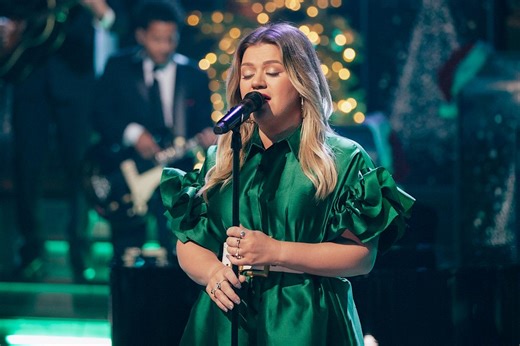 Kelly Clarkson Unleashes Pure Vocal Fire Belting Greatest Showman's "Never Enough"
