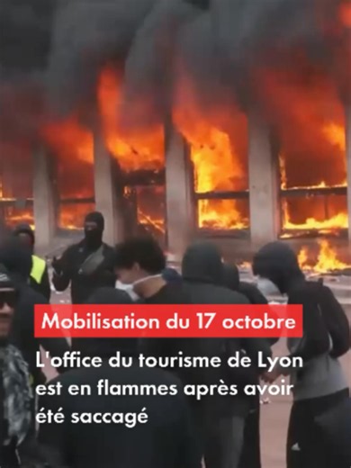 L'office de tourisme de Lyon a été saccagé et incendié, samedi 17 octobre, en marge de la manifestation, place Bellecour.