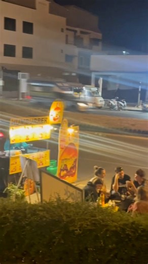 Humburrer burger 🍔🍔🔥🔥 พร้อมระเบิดความอร่อยกันแล้ว ที่หน้าโรงแรม ช.พาเลช ชีสเบอร์เกอร์ร้อนๆ พร้อมเสิร์ฟแล้วจ้ะพี่จ๋า เวลา : 17:00-21:00 น. สั่งเดลิเวอรี่ทาง shopee food : https://shopee.co.th/universal-link/now-food/shop/10363733?deep_and_deferred=1&shareChannel=copy_link | Humburrer burger