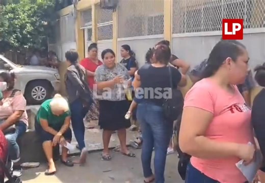 🔴Confusión por falso anuncio de regreso del Bono 10,000: aunque no existe un comunicado oficial del gobierno de Asfura que confirme su reactivación, decenas de ciudadanos hicieron fila y lanzaron por las rejas de una vivienda en San Pedro Sula sus datos personales para enlistarse en la presunta entrega. #NoticiasHonduras | Diario La Prensa