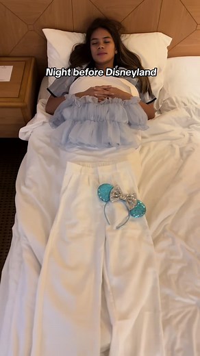 The night before disneyland! 👑💖 Disney bounding as Cinderella 💙, Jasmine 🩵& Belle 🌹#disneylandcostume #disneylandhongkong #disneybounding #disneyprincess