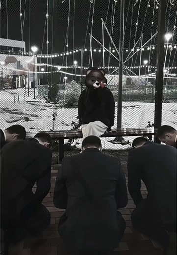 Какая картина, мысли воедино. Заплаканная моя любимая интрига. Мыльная сатира - я Пьеро, а ты Мальвина, Заплаканная моя любимая детине. Улетаю далеко, меня на мели, меня на мели. Ты пролила на платье вино, ты только не реви, только не реви. Улетаю далеко, меня на мели, меня на мели. Ты пролила на платье вино, ты только не реви, только не реви. что-то ракурс не очень, возьми подальше туториал по созданию фото с обожающими меня мужчинами в gemini ai туториал по фото мальчики кланяются ракурс не оч