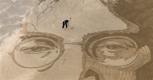 La arena como lienzo efímero: así son las obras de arte que se borran con la marea y conquistan las redes