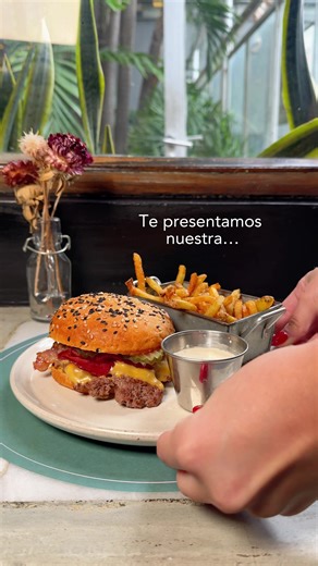 SMASH BURGER ✨😍 La favorita de los que buscan la burger más WAO de Caracas... esta es sencillamente la prueba de que en Marguerite hay opciones para todos gustos. Una opción de nuestro menú que no te puedes perder. ¿Ya la probaste? 🌼 #marguerite #caracas #restaurante #alldaybrunch