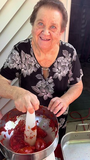 Nonna Pia’s Annual Tomato Sauce Day 2023! 🍅 👵🇮🇹 #homemadetomatosauce #nonnapia #sauceday#familytime #madewithlove