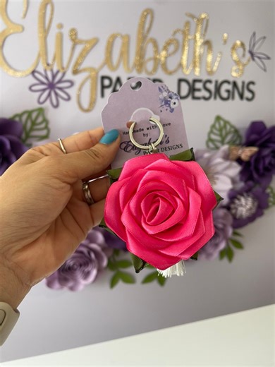 Hot pink eternal rose keychain😍💖 #elizabethspaperdesigns #fb #fbreelsvideo #roses #keychains #llaveros #pink #reelsviral #trendingpost #cute #inspired #inspo #trendingvideo #fbreelsfypシ゚ | Elizabeth's Paper Designs