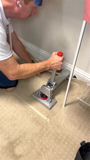 Efficient Carpet Stretching with ROBERTS Stretcher