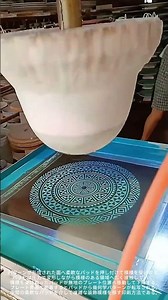無地のプレートに幾何学模様を一度で転写する印刷工程｜柔軟なパッドが表面に密着してパターンを移す仕組み
