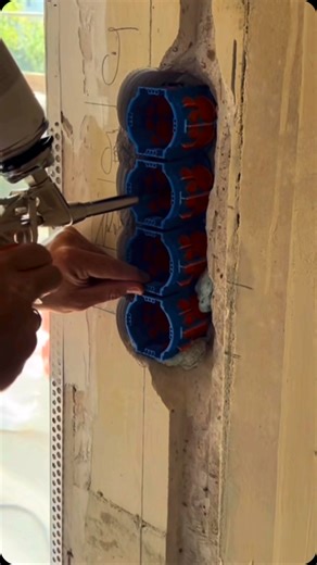 Turquoise67.fr | Comment installer un boîtier d’encastrement triple ? #ÉlectricitéMaison #BricolageÉlectrique #InstallationÉlectrique #BoîtierEncastré... | Instagram