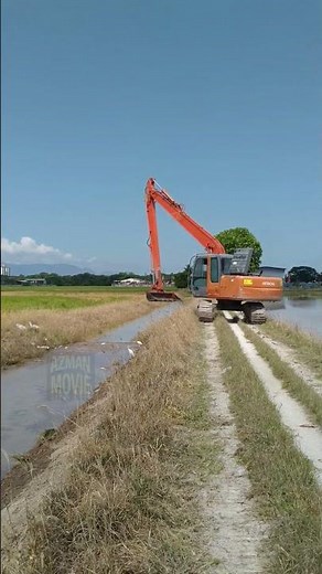 EXCAVATOR BERGERAK DI ATAS JALAN LADANG SAWAH PADI#excavator #longreachexcavator