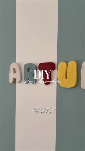 Inês Rochinha on Instagram: "letras decorativas ♡ diy with rochi um diy simples para criar um ponto decorativo no quarto dos mais pequenos! dificuldade: ✩ ✩ ✩ ✩ ✮ - muito fácil materiais: ༝ pasta para modelar ༝ letras impressas (molde) ༝ utensilios: faca, esponja com água e rolo ༝ fita dupla face como fazer: 1. Imprime e corta as letras para servir de molde; 2. usando as letras, corta a pasta modelar; 3. molda a letra até ficar com o aspecto pretendido - podes usar utensílios para suavizar a sup