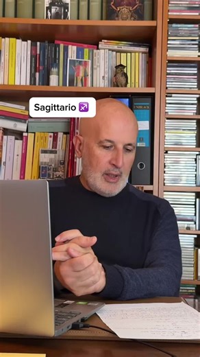 ♐ Sagittario Il Sagittario si prepara alla sua rivoluzione solare, in arrivo dal 22 novembre. Marte nel segno dona energia e voglia di muoversi, ma Saturno invita a dosare le forze e a non correre troppo. È il momento di costruire con consapevolezza ciò che desideri davvero. 📩 info@cosmolex.it 📱 WhatsApp: 393 749 7259 📸 Instagram: @cosmo_lex_ #Sagittario #AstrologiaEvolutiva #CrescitaPersonale #OroscopoEvolutivo