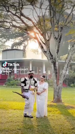 meya mage 1st love eka ..😉 aurudu 13k ape love story ekt .mt meya hmba une grade 7 waldi ... api me gamana awe api dennka kochra mona de unth api apita hitiya .krnn bari deyk na gys ☺️🥰#@Mithisha😎✌️