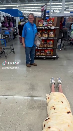 Walmart imma burrito 😎 #walmart #immaburrito #employee #crazy | amyywoahh