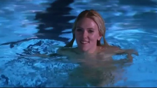 没有几个男人能抵挡吧？约翰逊·斯嘉丽在泳池里的撩拨