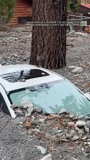 Des crues soudaines et des coulées de boues ont causé plusieurs dégâts le 24 décembre, à Wrightwood, en #Californie. Le lendemain, des voitures et des maisons ont été retrouvées ensevelies dans certains secteurs de l'État américain. #monde #météo | MétéoMédia