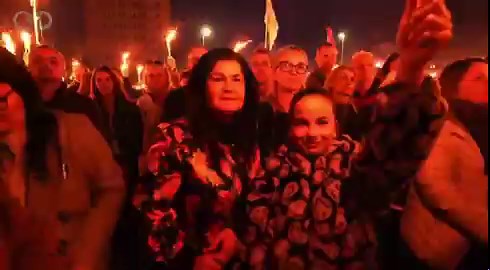 🚨2026年4月12日举行的匈牙利国会选举投票已经正式结束。虽然目前的计票工作仍在紧张进行中，但基于各阶段的统计数据，本次选举的投票热度可谓史无前例：1. 投票率情况本次大选的投票率在各个统计时段均大幅领先于 2022 年及以往的历史纪录。✅截至当地时间下午 5 时（投票结束前两小时），全国平均投票率已达到 74.23%，这已经超过了往届选举的最终总投票率。随后在格林尼治时间 16:30（当地时间 18:30 左右），有数据显示投票率进一步攀升至 77.8%。✅ 相比 2022 年选举时 67.8% 的最终投票率，今年选民的参与度出现了极其显著的增长。2. 选举背景与意义此次大选被视为维克托·欧尔班执政 16 年以来面临的最严峻挑战。他所领导的青民盟与毛扎尔·彼得领导的蒂萨党之间的竞争被视为匈牙利政治方向的一次“十字路口”选择。极高的投票率反映了匈牙利社会内部对于国家未来走向（是持续当前的民族主义路线，还是寻求向欧盟靠拢的体制改革）存在着极大的分歧与强烈的表达意愿。3. 后续展望官方预计将在深夜或明日凌晨陆续公布初步的计票结果。需要注意的是，由于匈牙利采取了混合选举制度（106 个选