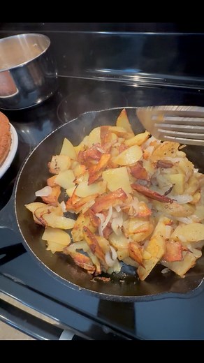 Sunday Supper!! Soup beans, cornbread, fried taters, kraut and all the fixins!! Down home Cookin’ right there!! #sundaysupper #sundaydinner #beansandcornbread #countrycooking #south #comfortfood #appalachianmountains #kentucky #mountaincookinwithmissy | Mountain Cookin’ with Missy