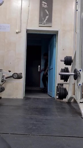 Bodybuilding Poses: Muscle Flexing at the Gym