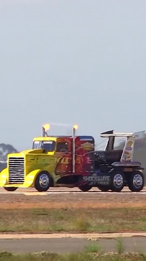 🔥🚀 Descubra o #Shockwave, o caminhão #JetPowered mais rápido do mundo, com velocidade de 605 km/h! 🌪️💨 Este não é apenas um caminhão, é uma #LendaDaVelocidade. Veja como ele desafia os limites em nosso último vídeo! #VelocidadeExtrema #PotênciaMáxima #CaminhãoARJato #ShowAéreo #Adrenalina #InovaçãoAutomotiva #RecordMundial #EngenhariaAvançada #PoderBruto #DragRacing #EspectáculoMotorizado #TecnologiaDePonta #Velocidade #ChrisDarnell #DarnellRacing #ShockwaveJetTruck #GuinnessRecord #ThrillSe
