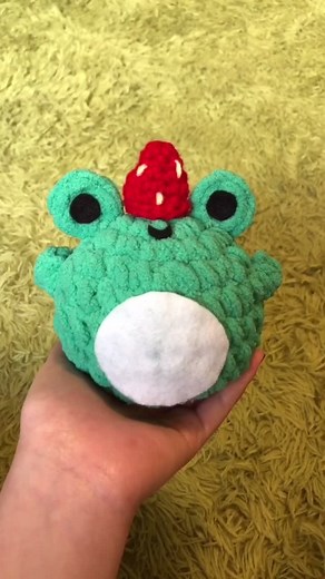#stitch with @sopoophia my froggy plush is no longer cold, he has a hat now😌🍓 #MakeItVogue #crochet #strawberryfrog #crochettutorial #fyp #foryou