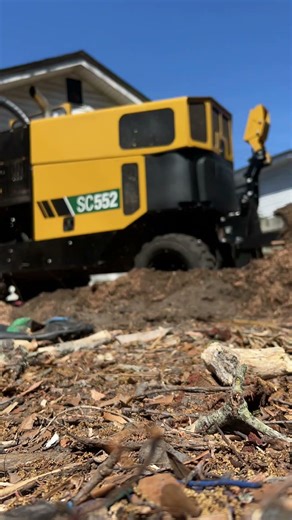 Vermeer sc552 quickly knocking out this oak stump #stumpgrinding #vermeer #treework