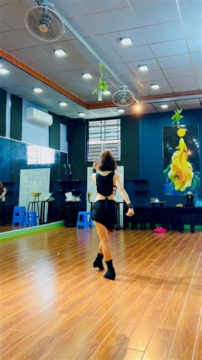 “Sliding Door” dành cho Nữ 😊Trên lớp em không có đủ thời gian để nói và hướng dẫn luôn ý ạ. Nên việc quay clip là thủ tục cuối cùng để gợi nhớ cho các anh chị đã được tập hơn 2 tiếng trên lớp. 👌Vì vậy, em chia sẻ các clip chỉ là phần nào đó để chúng ta có khái niệm và cho những ai cần trong trường hợp của bản thân đang tập. ☺️Em chưa có thời gian để quay clip chi tiết như đã truyền đạt trên lớp. Anh chị xem vui vẻ nhé ạ. | Nguyen Huynh Thanh Phuc