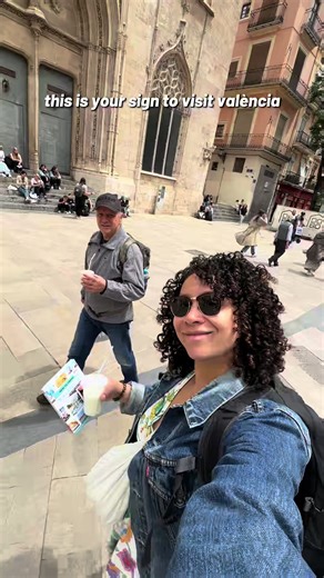 Wat is València een GEWELDIGE stad! Leuke wijkjes om doorheen te wandelen, mooie bezienswaardigheden, de fietstour is een aanrader (ook al doet bijna iedere Nederlander dit🤣) en natuurlijk het eten: tapas!! Zeker een keer gaan! #valencia #valenciacity #valenciastedentrip #visitvalencia #citytrip #sightseeingvalencia #fietstourvalencia #ciudaddelasartesylasciencias #valenciafood #foodspotvalencia #valenciatapas