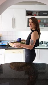 Chisme y tónica Les queria contar un poquito antes de que termine el año como ando y contestar algunas consultas que me hacen con respecto a mi aspecto. Y ya se gente me van a venir a decir que no hace falta de que hable pero yo trabajo acá, soy un perfil publico y en lo que pueda yo ayudar con algunas palabras de realidad estoy. El mocktail que prepare lleva frutos rojos, la tónica de Ginger Ale, mucho hielo y romero. Prueben que van a amar! | Gia Alfieri