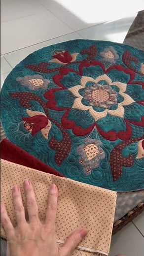 Sewing a round pillow with a beautiful applique