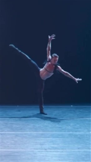 One of my favorite entrances from “Love Rocks” by Dwight Rhoden @Complexions Contemp Ballet