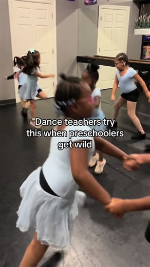 Dance teachers save this for preschool class. When the music plays, dancers move. When the music stops… Freeze like Frosty ❄️ Simple freeze games help preschool dancers practice listening while still keeping class fun and active. This one wakes up a class. Save this for your next preschool class. #danceteachers #danceteacherlife #preschooldance #danceclassideas #danceeducation