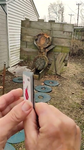 How to hold and throw 2 SOG Death Aces thrown between legs #throwingknives #throwingcards #shorts