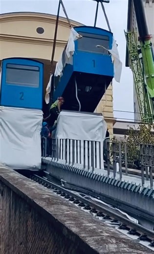 🥳 Upravo je postavljena moderna, nova kabina Uspinjače, al’ starinskog izgleda🚠 📹ZET-Zagrebački električni tramvaj #slušamsljeme | HRT Radio Sljeme