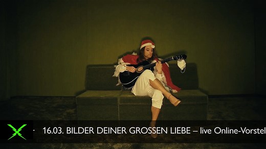 Breaking News: Schauspiel Hannover stellt März-Spielplan vor Schauspieler Alban Mondschein präsentiert euch den Spielplan unserer digitalen Bühne. Mit Mütze! Und Musik! Und viel Leidenschaft! Wenn ihr mehr wissen wollt, klickt hier: https://staatstheater-hannover.de/de_DE/kalender © Sönke Behrens Das Bühnenbild stammt übrigens von Judith Oswald aus unserer Inszenierung „Iphigenie“ von Anne Lenk. | Schauspiel Hannover